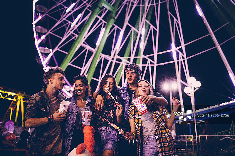 年轻朋友在游乐园的夜晚图片素材