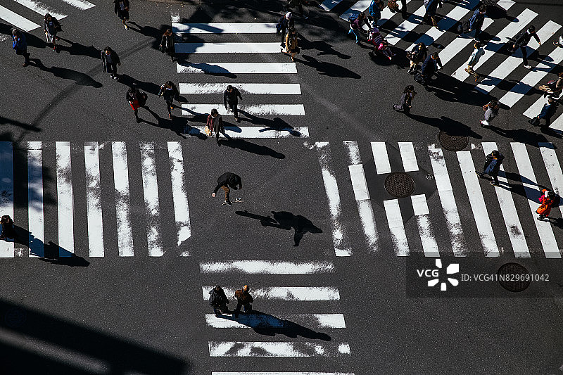 滑板运动员在繁忙的十字路口翻板图片素材