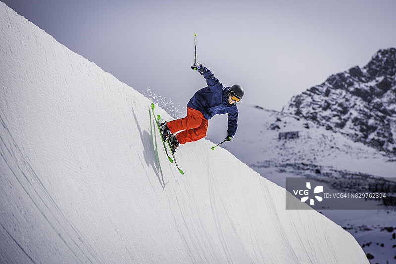 在U型滑道上的单板滑雪男子图片素材
