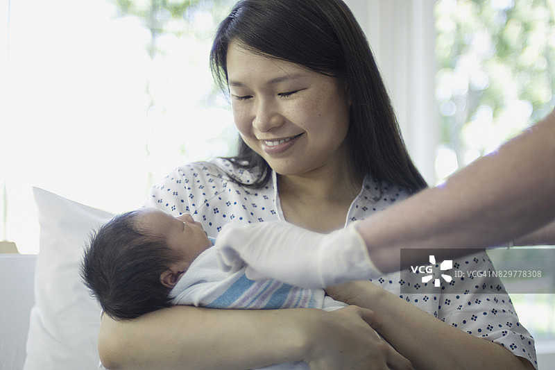 医院里的新生儿图片素材