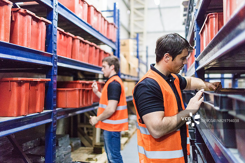 在工厂仓库工作的工人们图片素材