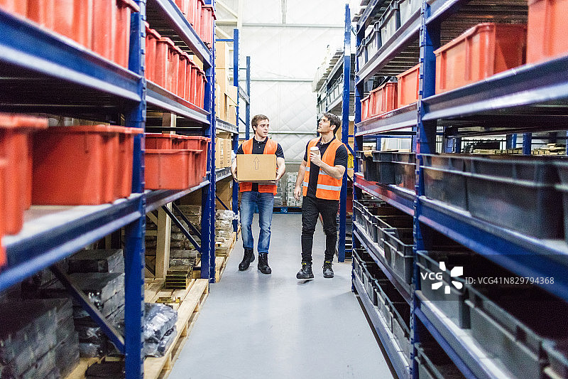 工人在工厂储藏室工作图片素材