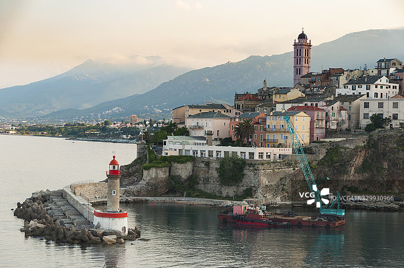 从港口观看巴斯蒂亚图片素材