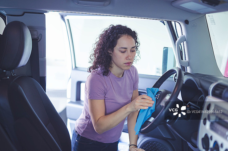 女人清洁汽车内部图片素材