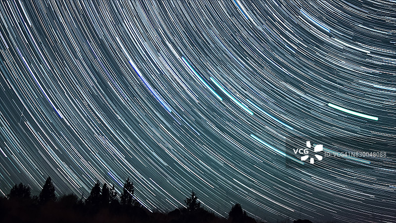 俄勒冈州上空模糊的北斗星夜空星迹图片素材