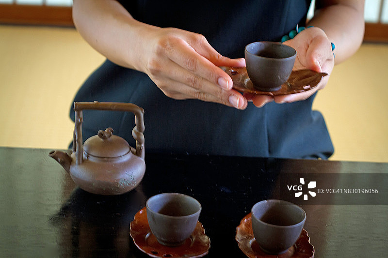 亚洲女人进行中国茶道图片素材