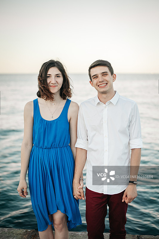 情侣在海边图片素材