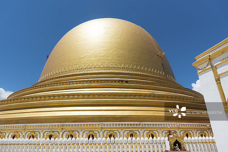 缅甸高穆多佛塔 金色佛塔蓝天图片素材