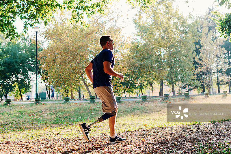 户外慢跑的截肢运动员图片素材
