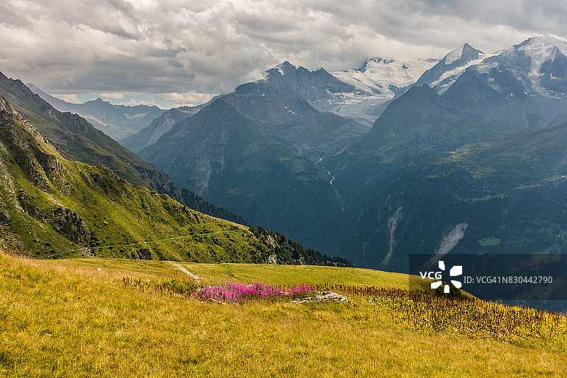 瑞士瓦莱州韦尔比耶阿尔卑斯山景色图片素材