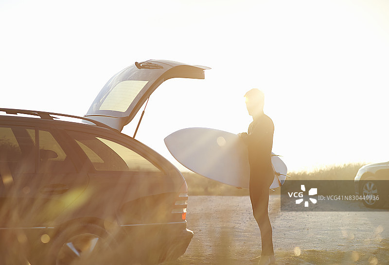 冲浪者从车里取出冲浪板图片素材