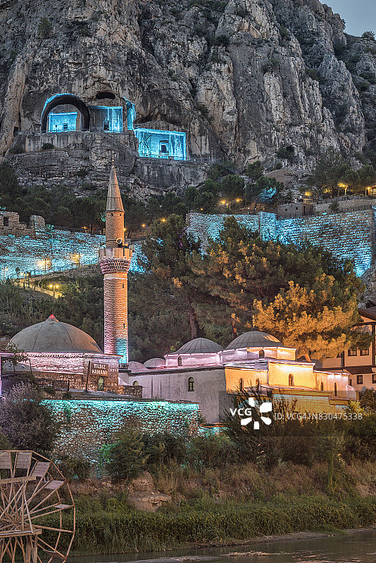 土耳其阿马西亚的希腊化时期古宅和岩石墓群在黄昏时亮起灯光图片素材