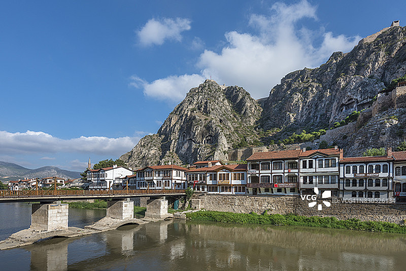 土耳其阿马西亚耶希尔河附近的旧木制宅邸图片素材