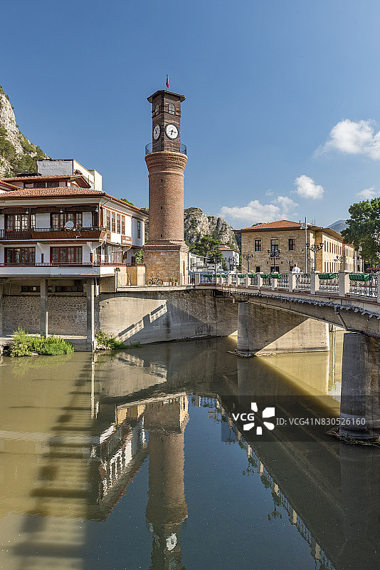 土耳其阿马西亚的古老钟楼和桥梁图片素材