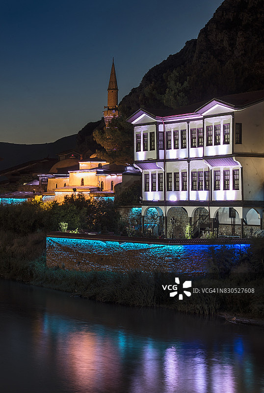 土耳其阿马西亚的清真寺和黄昏时的倒影图片素材