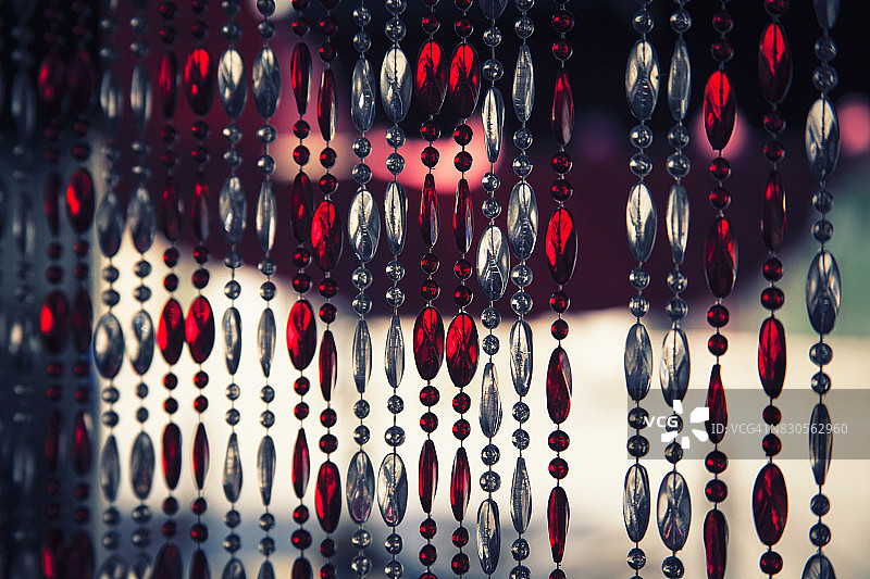 开放式门口的复古玻璃珠帘特写图片素材