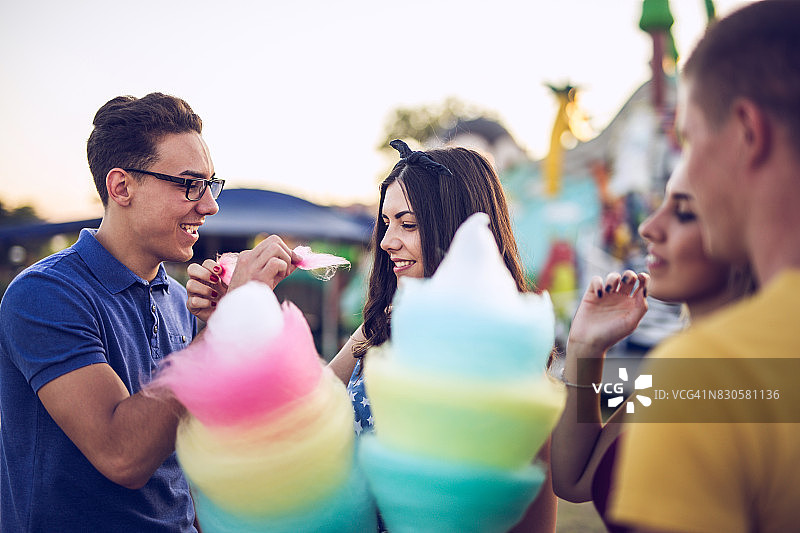 年轻人分享棉花糖图片素材