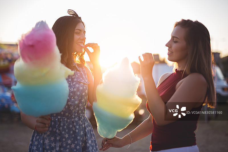 一起享用棉花糖图片素材