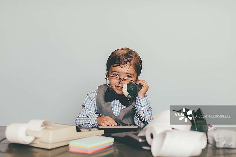 复古商务小男孩在打电话图片素材