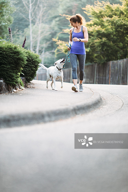 和狗一起慢跑的女人图片素材