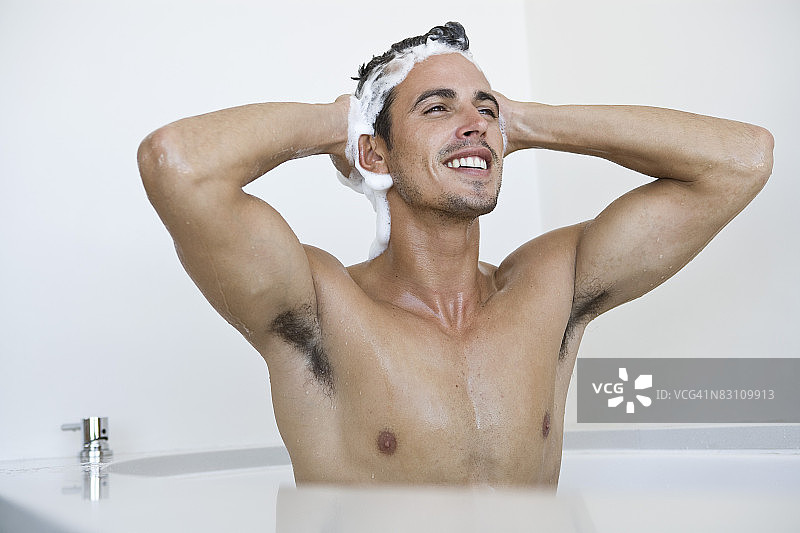 男人在浴缸里洗头图片素材