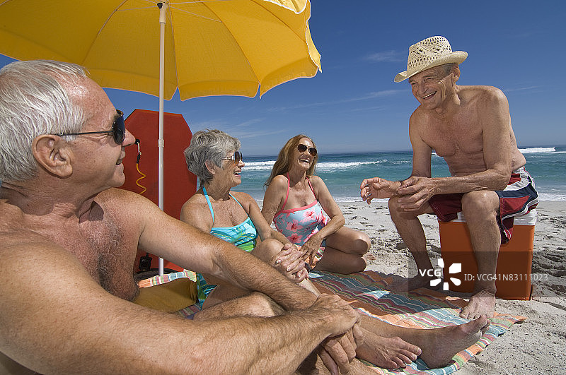 朋友们在海滩上聊天图片素材