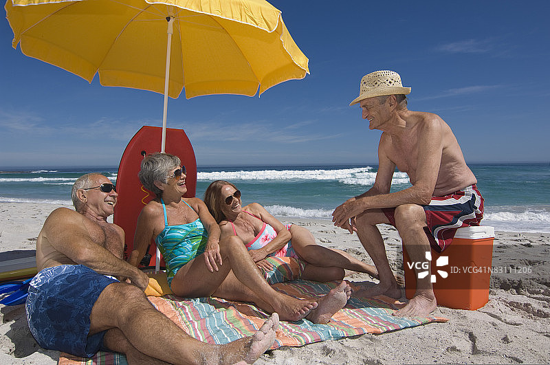 情侣在海滩放松图片素材