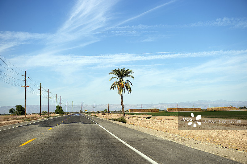 美国加利福尼亚州布罗利附近的空旷高速公路图片素材