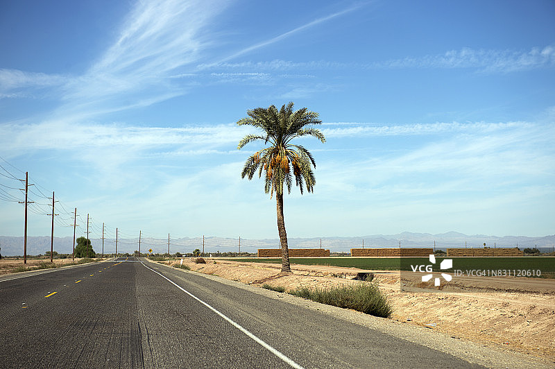美国加利福尼亚州布罗利附近的空旷高速公路图片素材