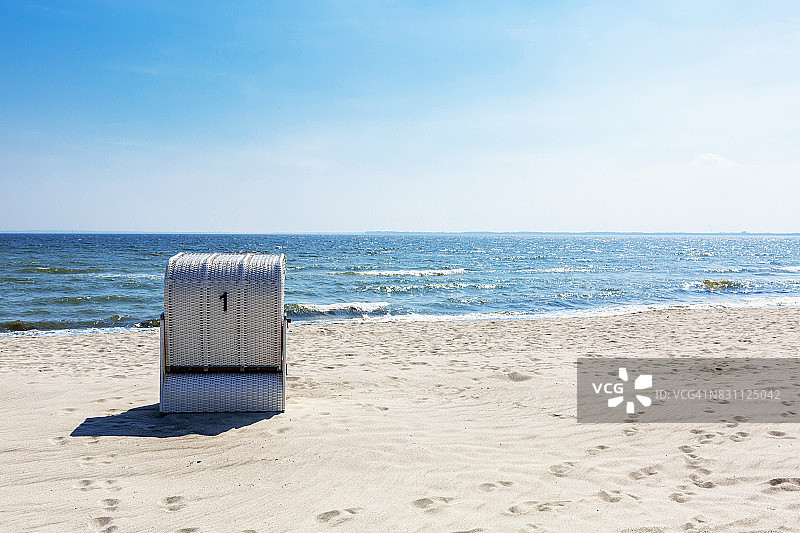 空旷海滩上的沙滩椅图片素材