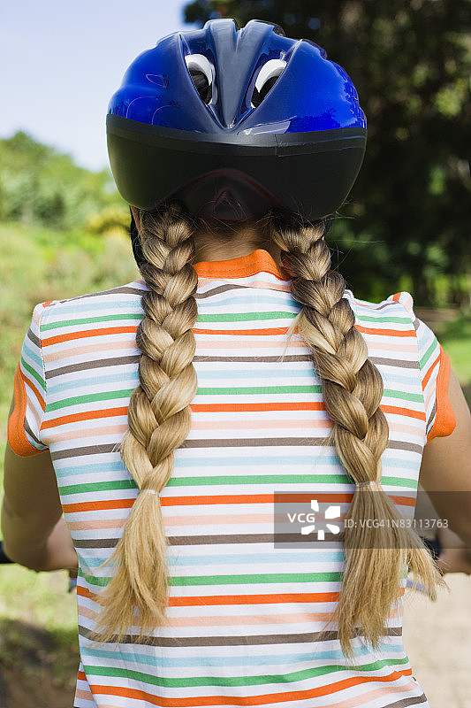 戴着头盔梳着双辫的女孩图片素材