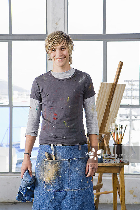 穿着画衣的青少年男孩图片素材