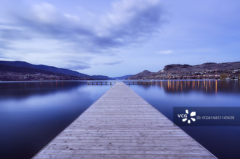 加拿大不列颠哥伦比亚省卡拉马尔卡湖旋转码头的黎明图片素材