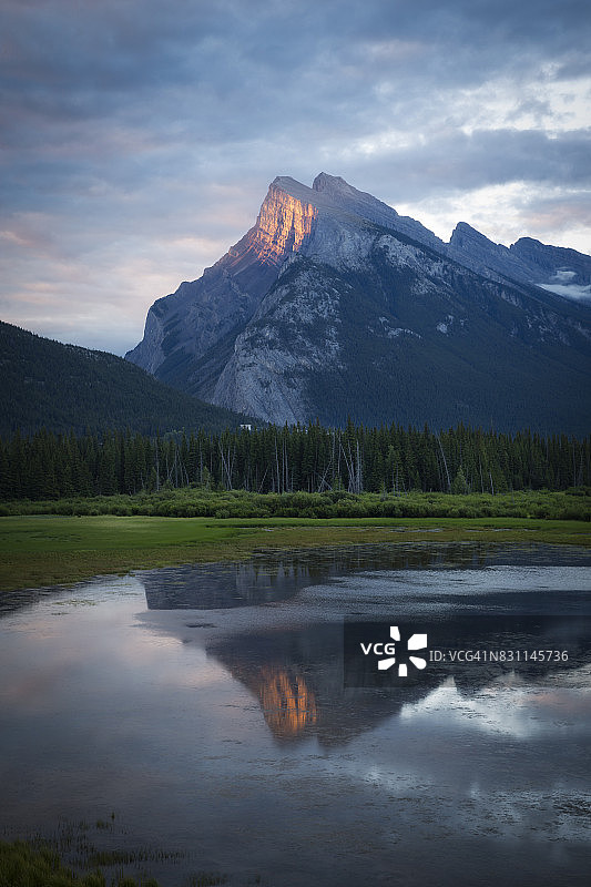 班夫国家公园，伦德尔山在夏日清晨映衬于朱砂湖中图片素材