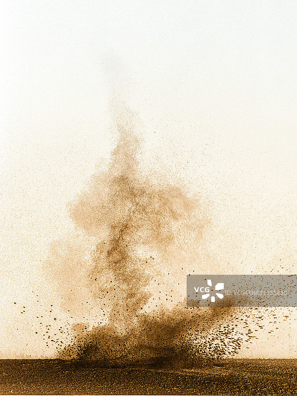 白色背景上灰色和棕色粉末颗粒云爆炸图片素材