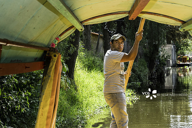 墨西哥城霍奇米尔科运河和水上花园的平底船图片素材