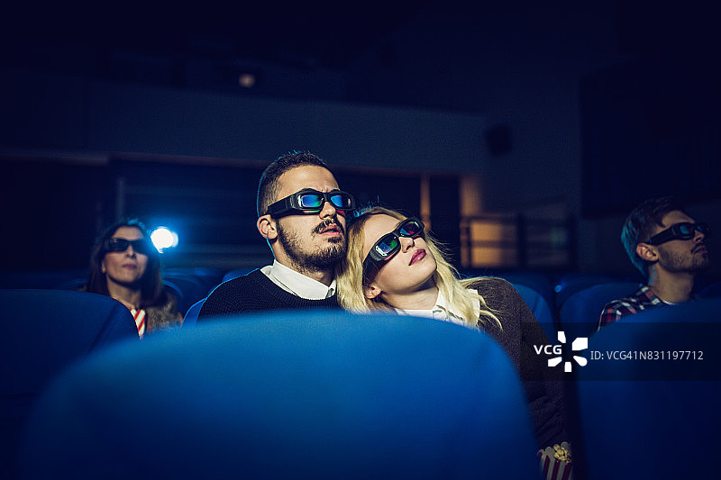 在电影院拥抱图片素材