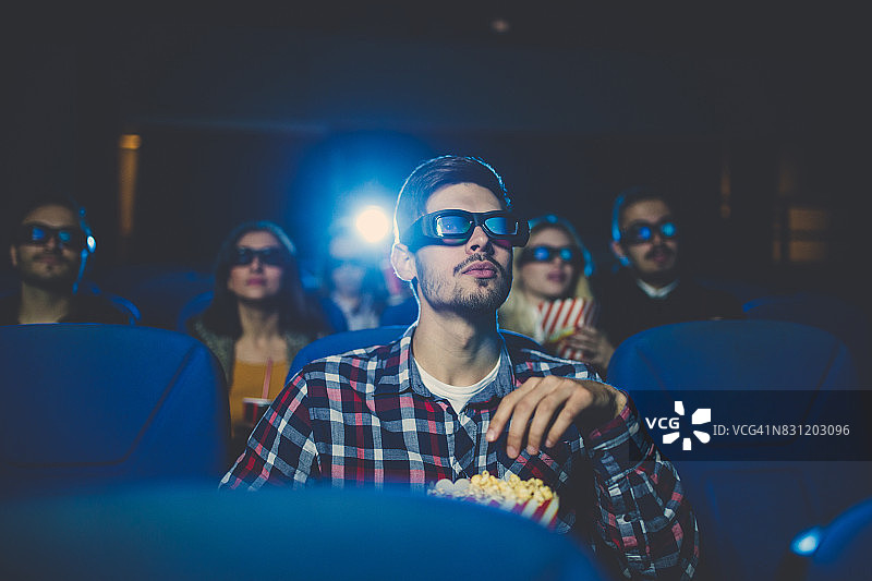 朋友们在电影院观影图片素材