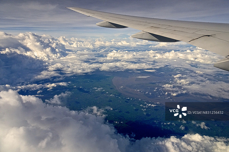 在缅甸勃固省锡当河和小村庄上空飞行的飞机图片素材