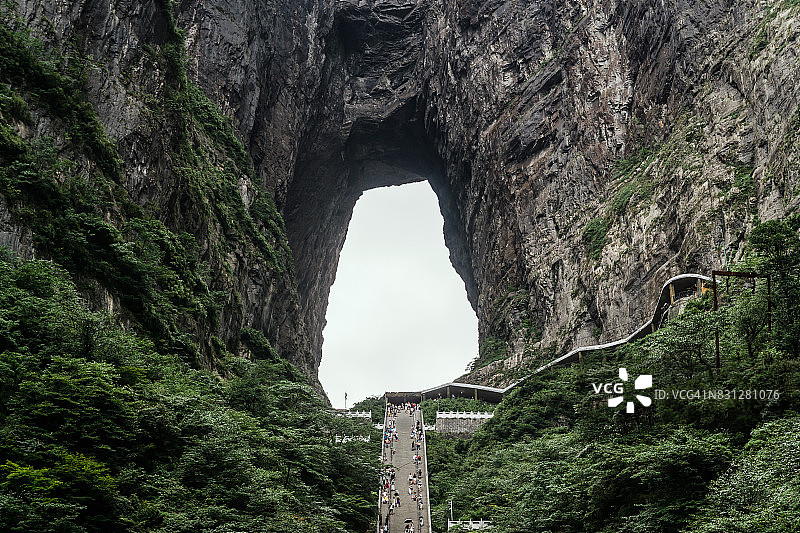 张家界天门山巨型喀斯特溶洞“天门”图片素材