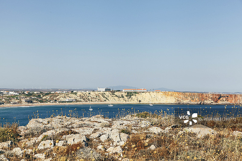 眺望葡萄牙萨格雷斯崎岖的海岸线图片素材