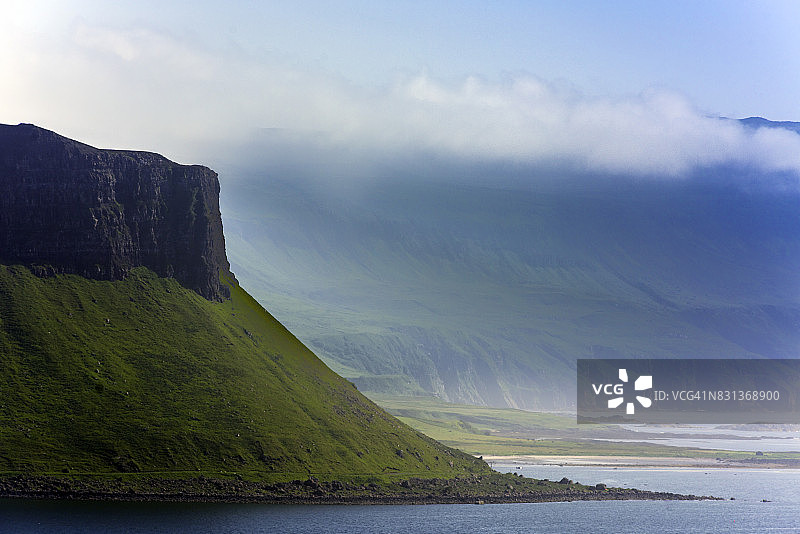 苏格兰马尔岛基尔湖上的格里本悬崖景色图片素材