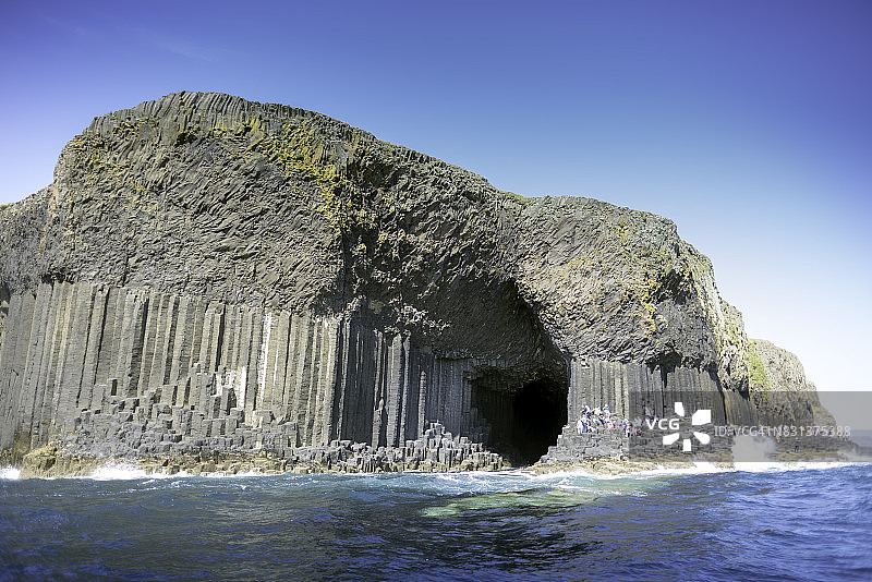 斯塔法岛壮观的玄武岩火山岩柱和芬格尔洞穴入口，内赫布里底群岛，苏格兰图片素材