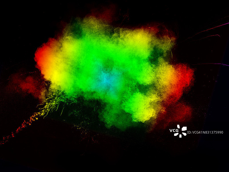 黑色背景上的红绿色粉末爆炸形态与纹理图片素材