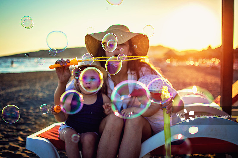 与两个小女儿在一起的幸福时光图片素材