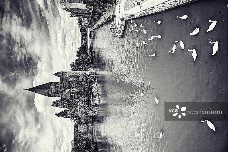 从莫耶庞桥看到的圣皮埃尔新教堂图片素材