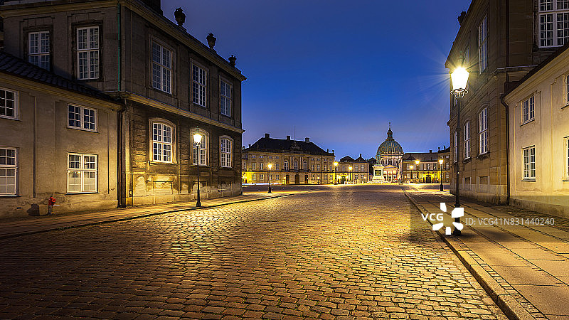 哥本哈根夜景：阿美琳堡宫与腓特烈教堂图片素材