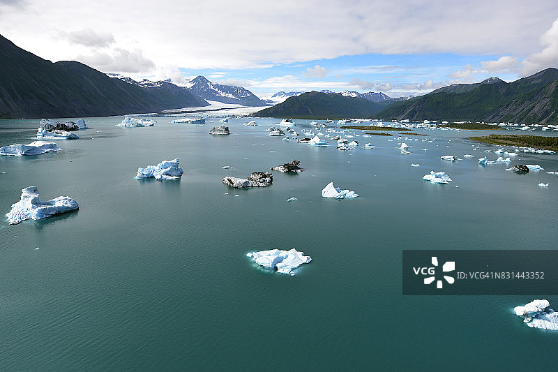 阿拉斯加熊冰川旁的冰山航拍图片素材