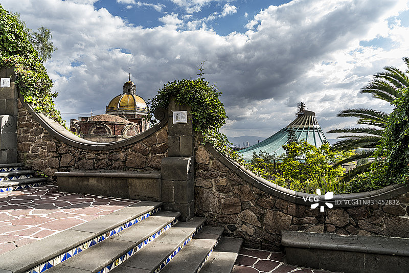 墨西哥城特佩亚克山上的瓜达卢佩大教堂图片素材