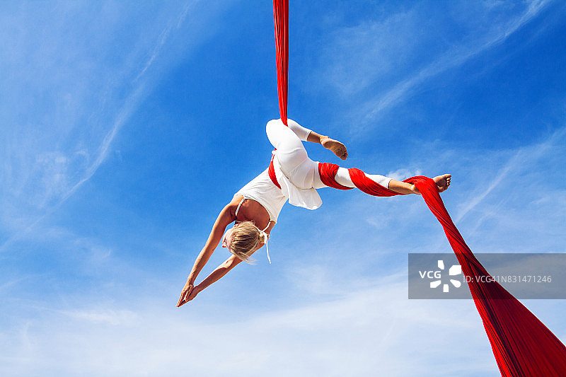 在户外练习空中瑜伽的女人图片素材